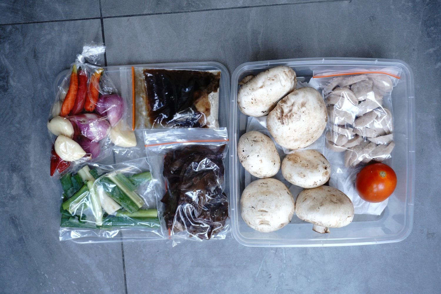 Paket bahan masakan Racikin dengan jamur, tomat, bumbu, dan pelengkap